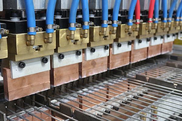 হুয়াশি স্বয়ংক্রিয় ইস্পাত জাল ঢালাই সরঞ্জাম। ভারী দায়িত্ব রেফ্রিজারেটর তাক উত্পাদন সমাধান। 1