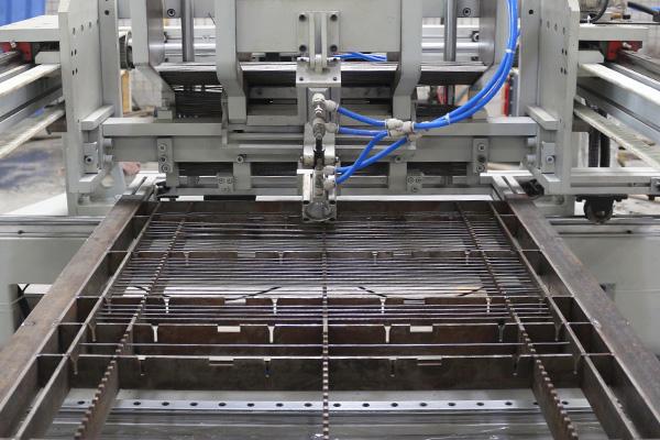 হুয়াশি স্বয়ংক্রিয় ইস্পাত জাল ঢালাই সরঞ্জাম। ভারী দায়িত্ব রেফ্রিজারেটর তাক উত্পাদন সমাধান। 2