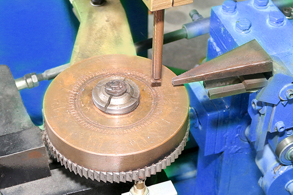 সঠিক তারের বিতরণ সহ অভ্যন্তরীণ রিংয়ের জন্য স্বয়ংক্রিয় স্পট ওয়েল্ডিং মেশিন 4