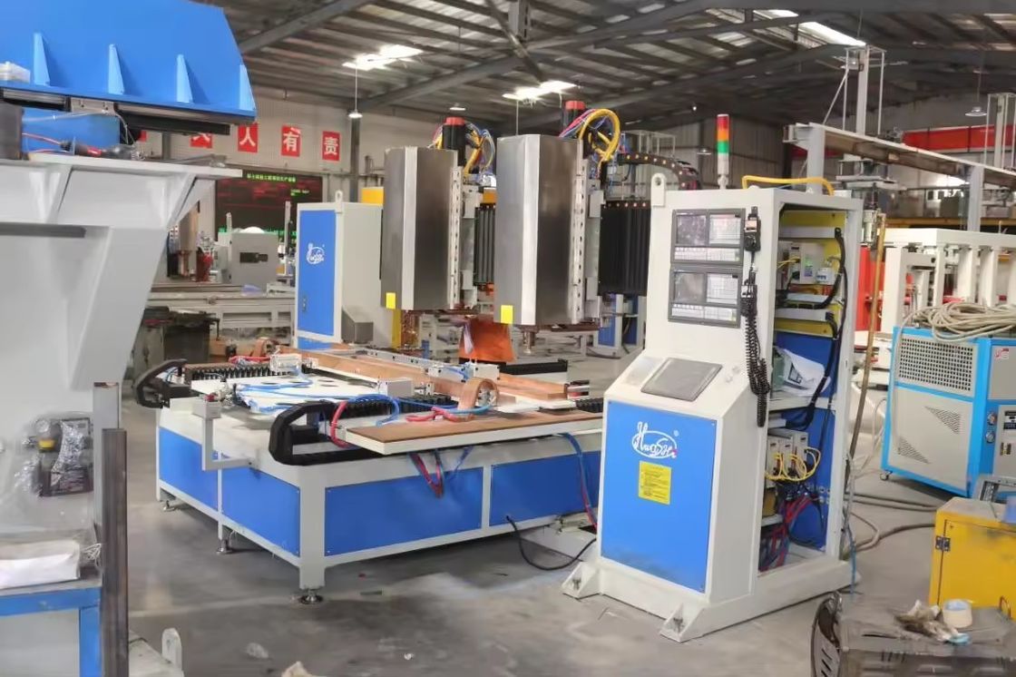 সপ্তম 7Axis সিএনসি স্পট ওয়েল্ডিং মেশিন ডাবল হেডস স্বয়ংক্রিয় শীট ধাতু জন্য Squat র্যাক