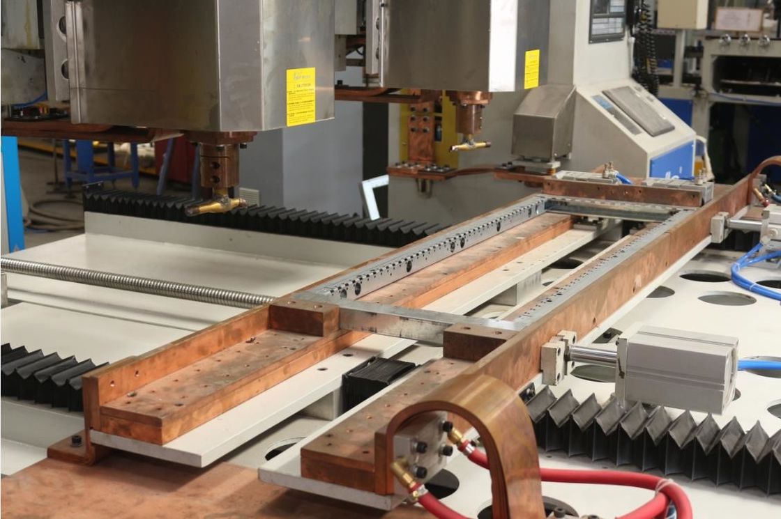 হওয়াশি নিরাপত্তা স্টেইনলেস শীট ডোর প্লেট মাল্টি-পয়েন্ট স্বয়ংক্রিয় মোবাইল টাইপ স্পট ওয়েল্ডিং মেশিন