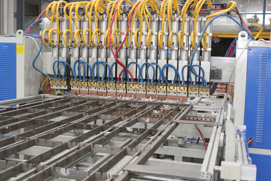 শক্তি সঞ্চয়কারী স্বয়ংক্রিয় ওয়্যার শেল্ফ ওয়েল্ডার যা ওয়্যার শেল্ফ সমাবেশ লাইনের জন্য স্থিতিশীল কর্মক্ষমতা এবং সহজ রক্ষণাবেক্ষণ সরবরাহ করে