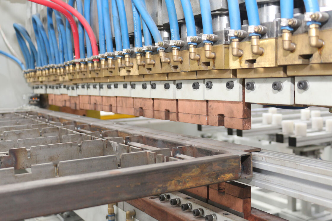 মাল্টি পয়েন্ট ওয়েল্ডিংয়ের জন্য ডাবল লেয়ার ফিডার এবং 10 ইলেকট্রোড সহ স্বয়ংক্রিয় ওয়্যার জাল গ্যান্ট্রি ওয়েল্ডিং মেশিন